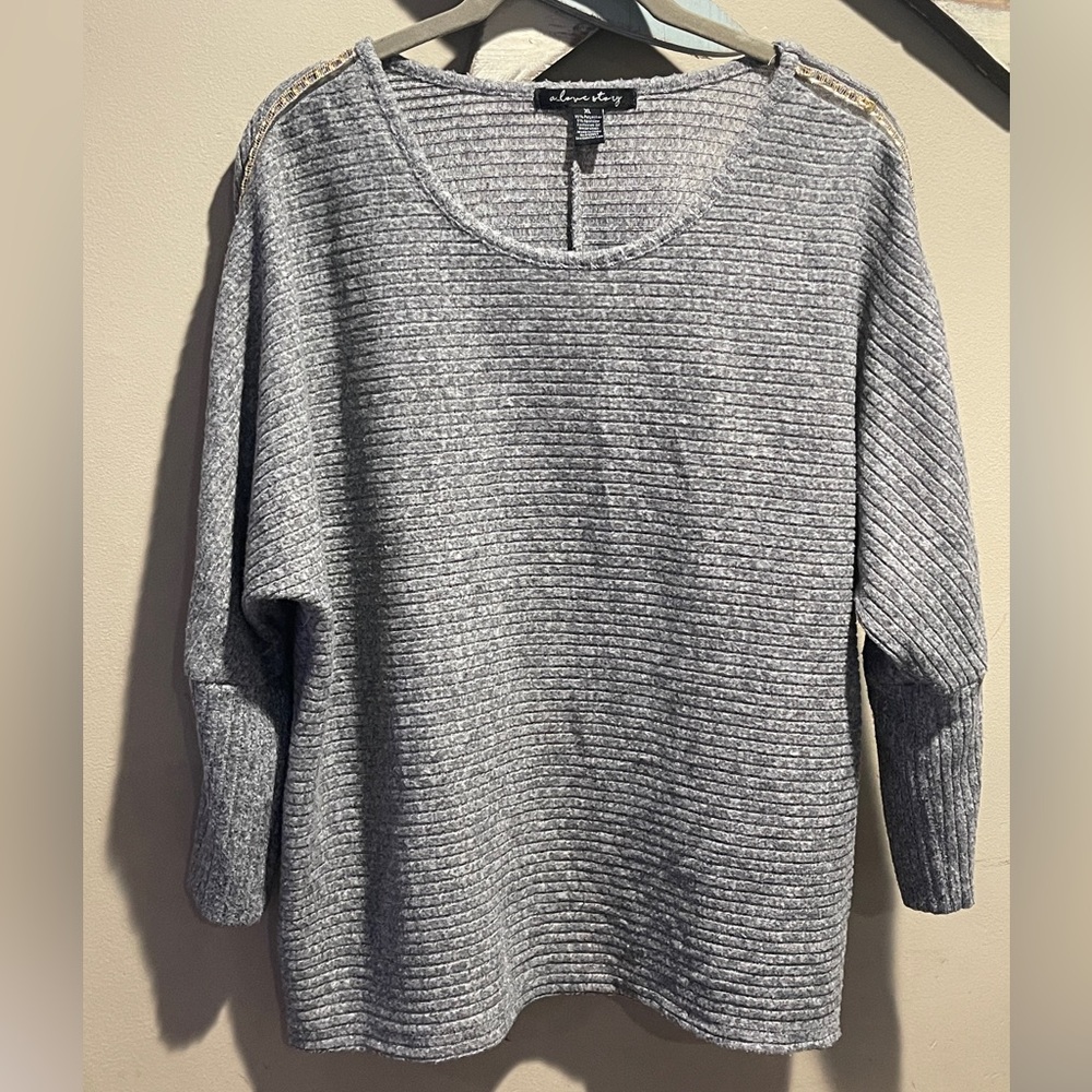 🩶A Love Story🩶 Women’s 3/4 Sleeve Sweater Size XL with Gold chain Detailing